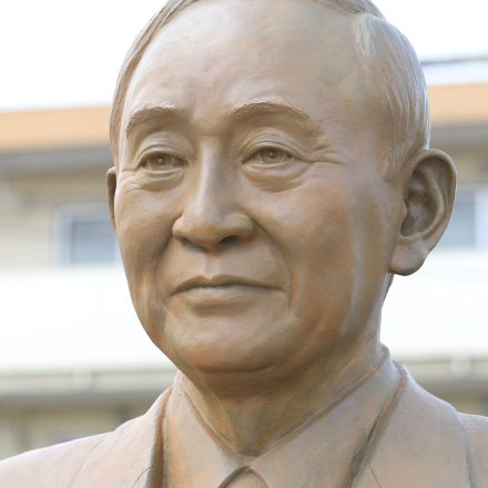 「菅義偉先生之像」